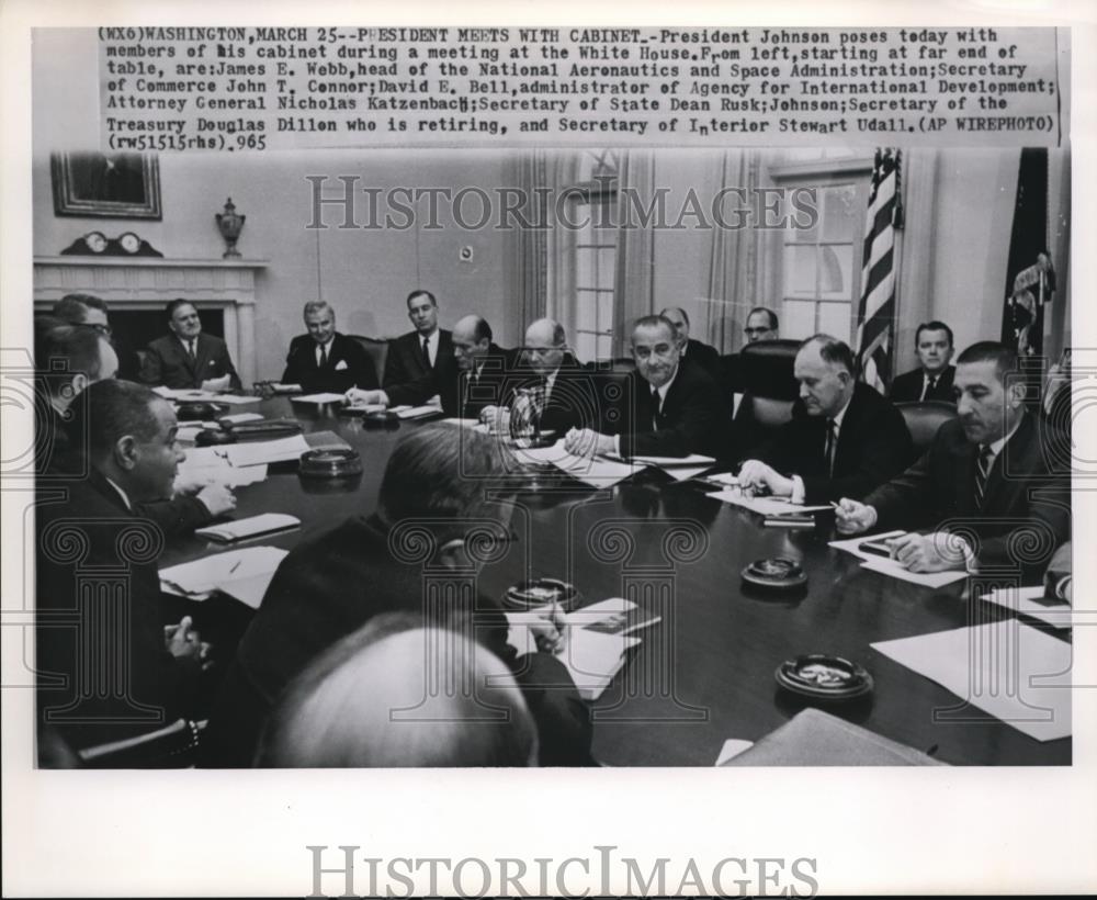 1965 Press Photo Pres Johnson poses with members of his cabinet at White House - Historic Images