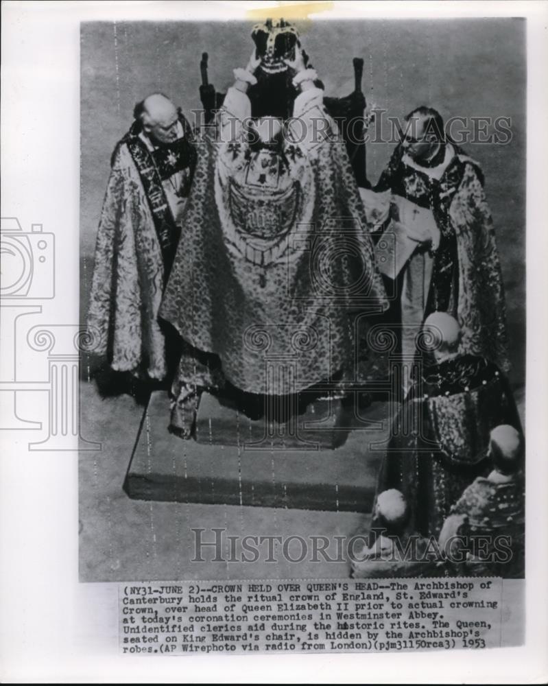 1953 Press Photo The Archbishop of Canterbury holds the ritual crown of England - Historic Images