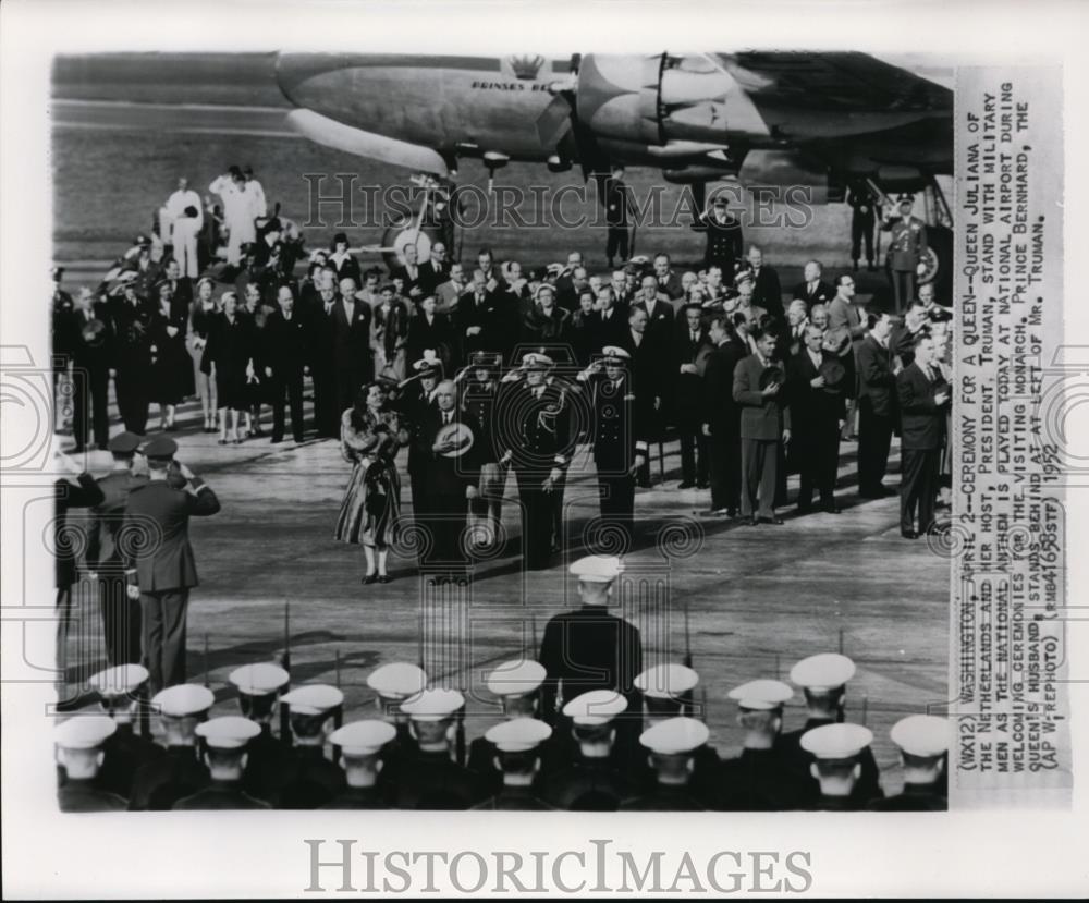 1952 Press Photo Queen Juliana and Pres. Truman Stands with Military Men - Historic Images