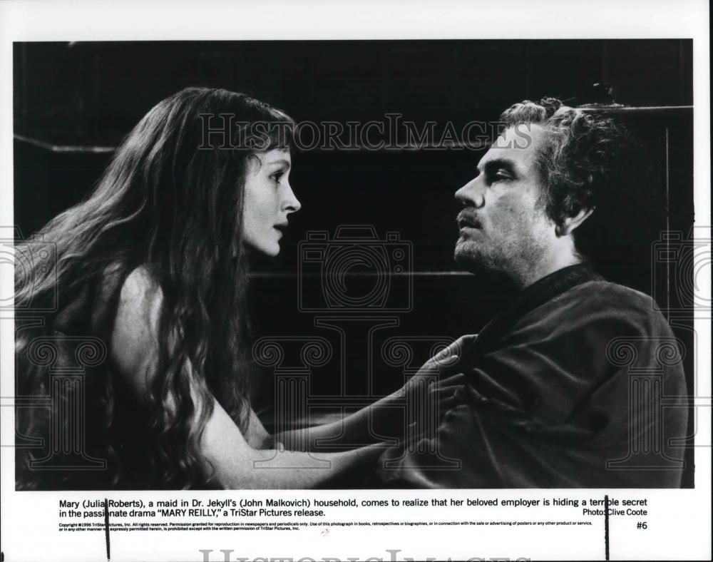 1996 Press Photo Julia Roberts and John Malkovich in "Mary Reilly" - cvp30947 - Historic Images