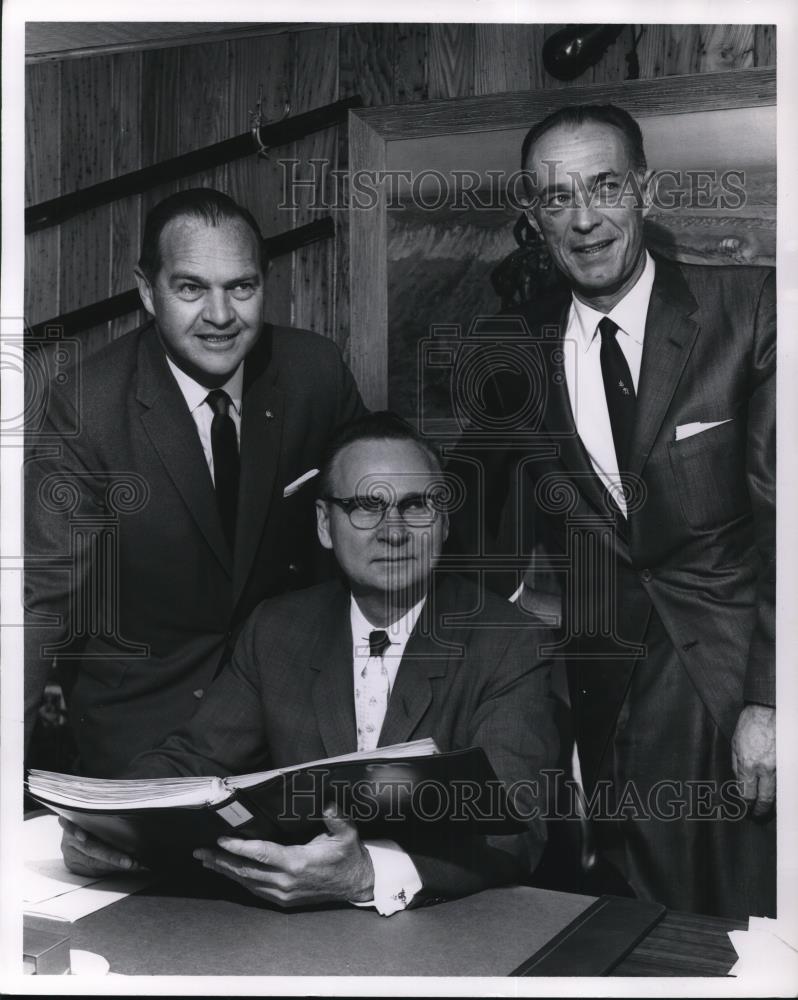 1963 Press Photo H.J. Nave Allen J. Lowe and H.D. Weller Sheraton Cleveland - Historic Images