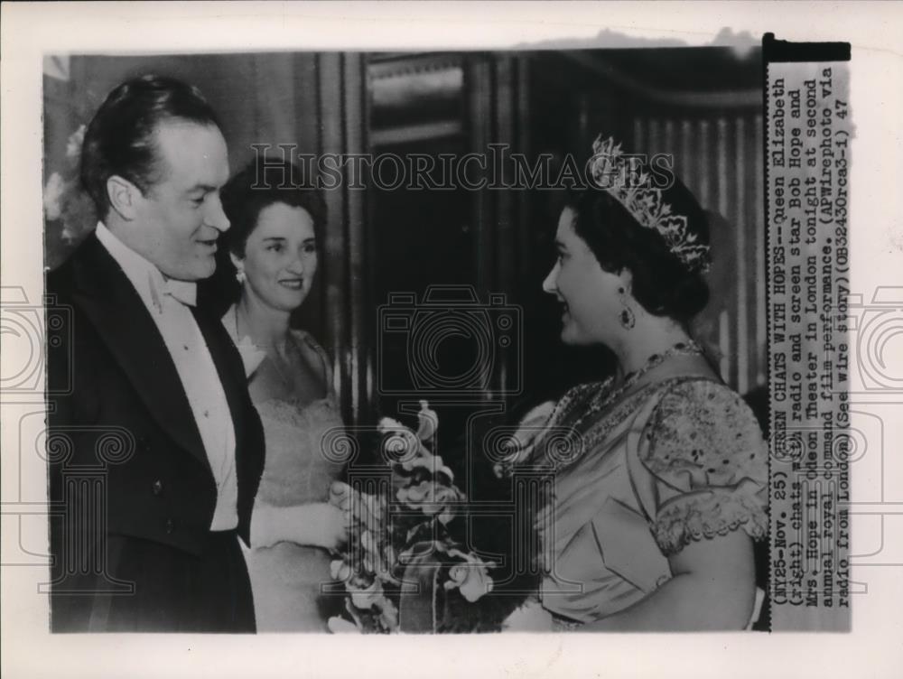 1947 Press Photo Queen Elizabeth chats with screen star Mr &amp; Mrs Bob Hope - Historic Images