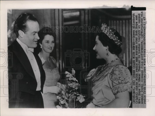 1947 Press Photo Queen Elizabeth chats with screen star Mr & Mrs Bob Hope - Historic Images