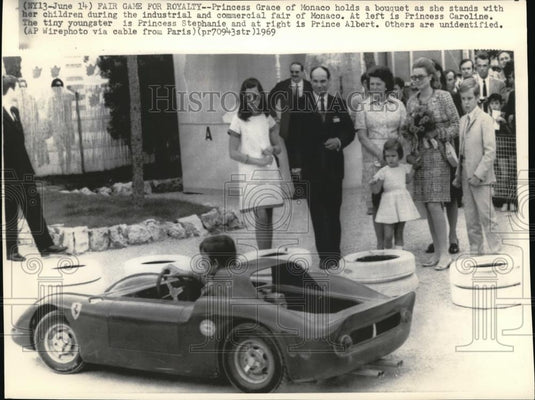 1969 Press Photo Princess Grace & children at Industrial & Commercial fair - Historic Images