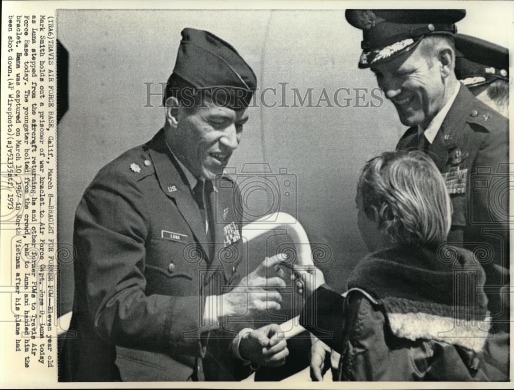 1973 Press Photo Mark Smith hands a prisoner of war bracelet to Capt. Luna - Historic Images