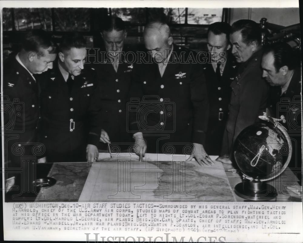 1941 Press Photo Air Staff studies map of combat areas to plan fighting tactics - Historic Images