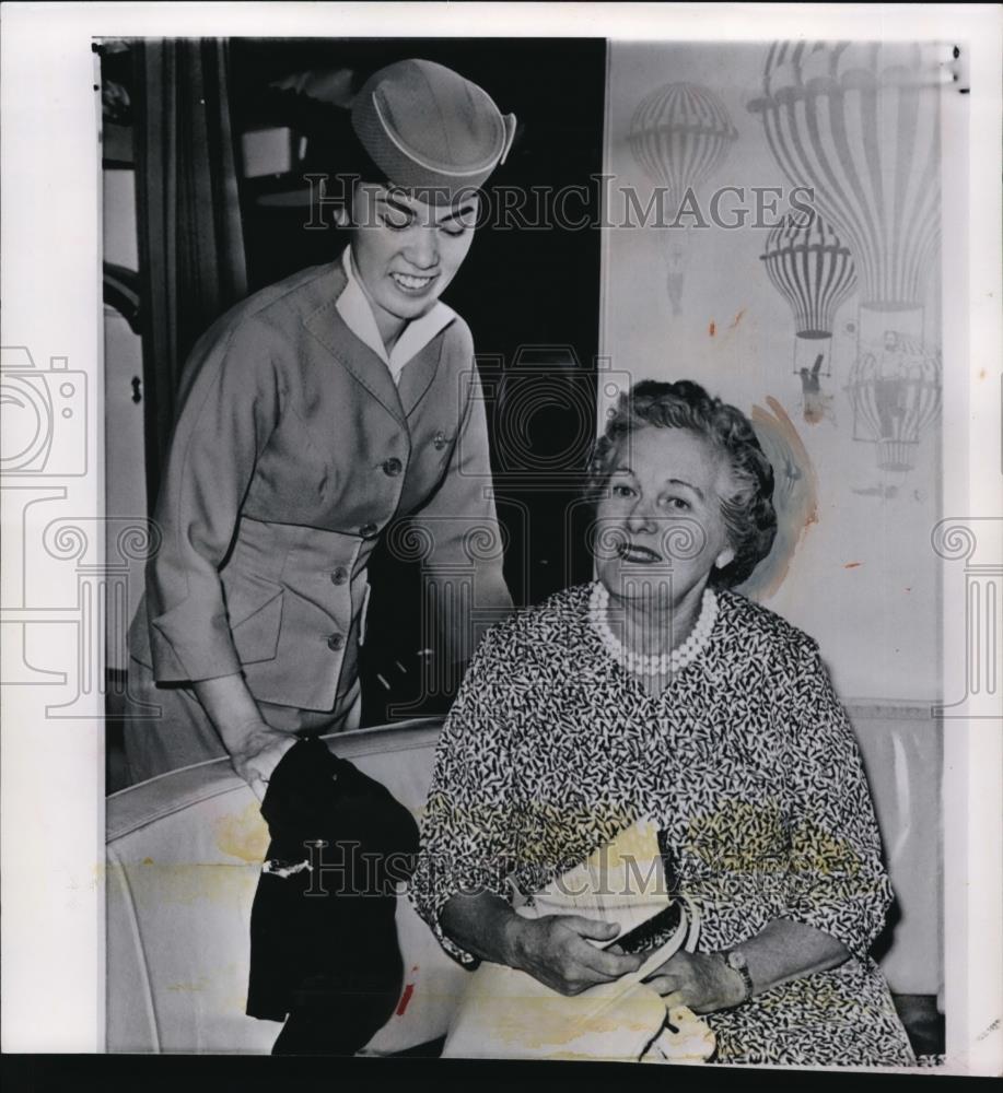 1960 Press Photo Mrs. Mary Downey visits her son in serving the US Army - Historic Images