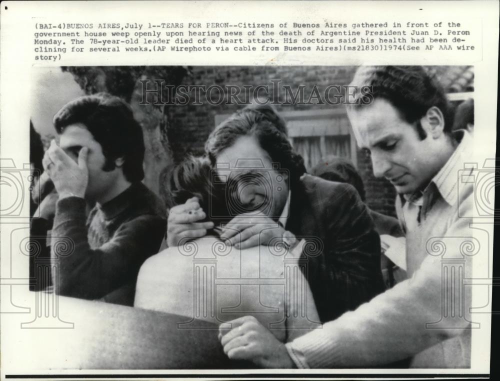 1974 Press Photo Buenos Aires citizens mourn on death of Argentine Pres Peron - Historic Images