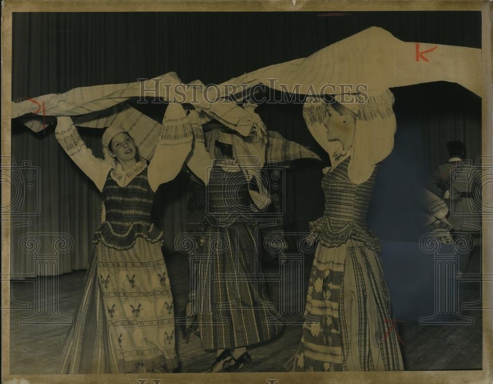 1972 Press Photo Grandiele Luthuanian Folk Dance Group Ruta Skrinska Ingridida - Historic Images