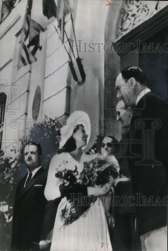 1949 Press Photo Prince Aly Khan and wife Rita Hayworth after wedding - Historic Images