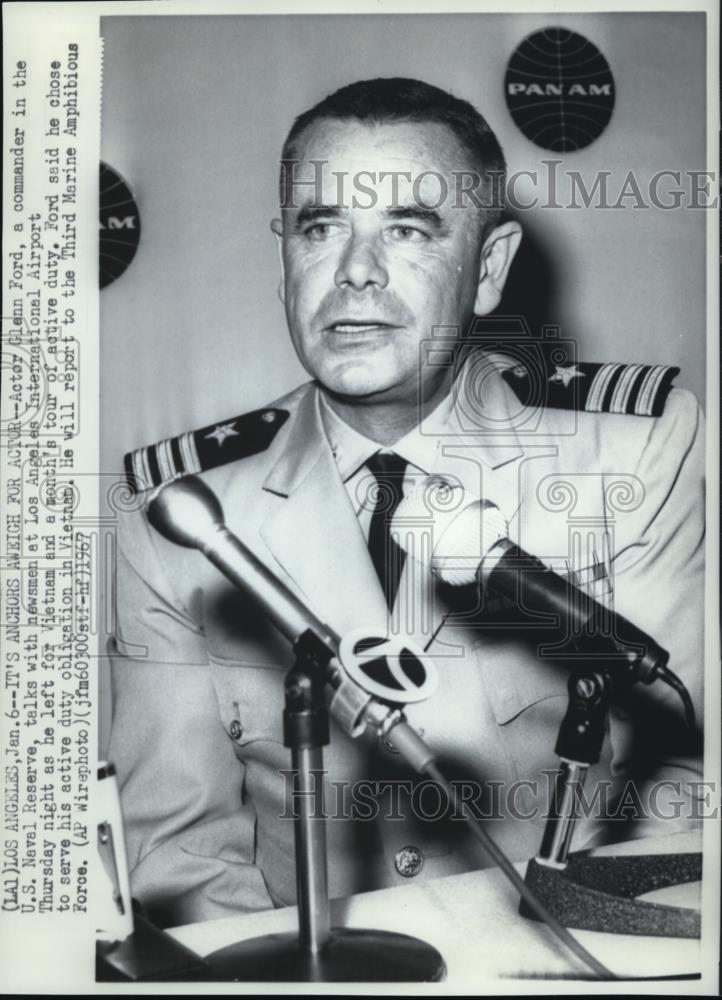 1967 Press Photo US Naval Cmdr Glenn Ford talks with newsmen at LA Int&#39;l Airport - Historic Images