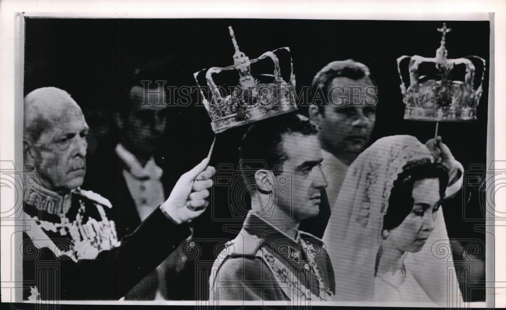 1962 Press Photo King Paul of Greece looks on at left as crowns are held - Historic Images