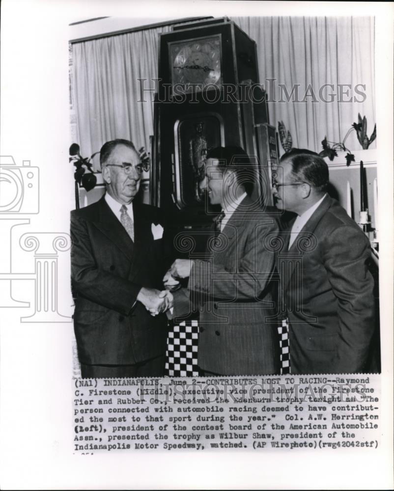 1954 Press Photo Raymond Firestone receives the Edenburn trophy in Indianaplois - Historic Images