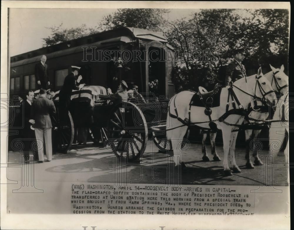 1945 Press Photo Guards Arrange the Caisson for the Procession to the White Hse - Historic Images