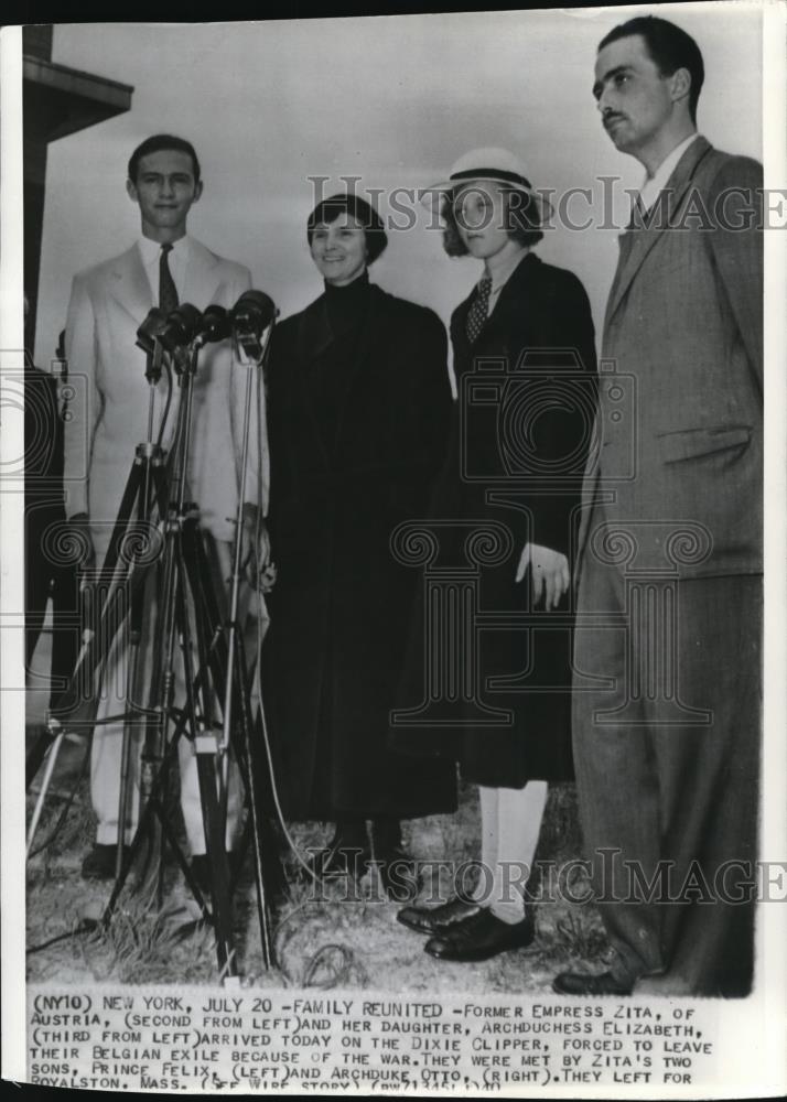 1940 Press Photo The Family Re-United - Historic Images