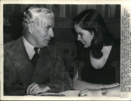 1944 Press Photo Charlie Chaplin, film comedian and producer sets with his wife - Historic Images