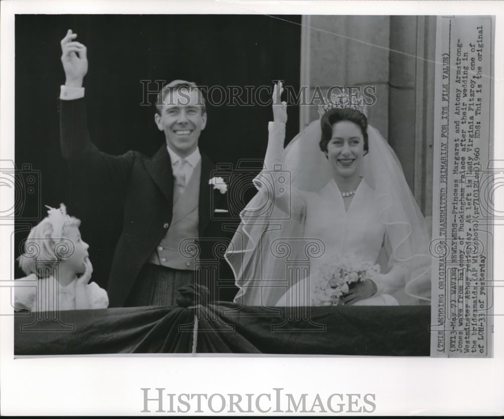 1960 Press Photo Princess Margaret and Antony Armstrong Jones wave from balcony - Historic Images