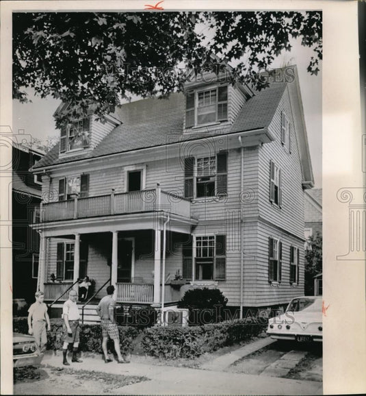 1964 Press Photo Tourists pause in front of the birthplace John F Kennedy - Historic Images