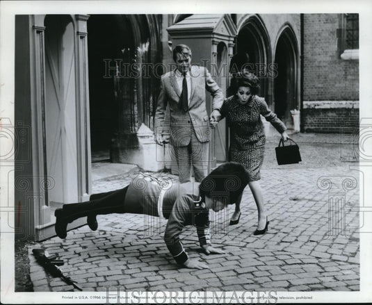 1966 Press Photo Gregory Peck and Sophia Loren star in Arabesque from Universal - Historic Images