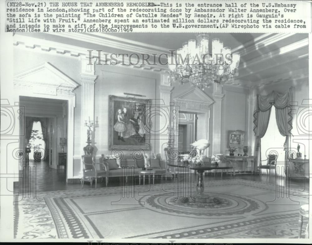 1969 Press Photo The entrance hall of the U.S. Embassy in London - Historic Images