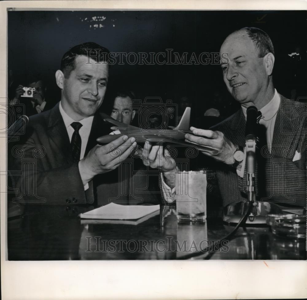 1962 Press Photo Francis Powers and Larry Houston Look Over a U2 Plane Model - Historic Images