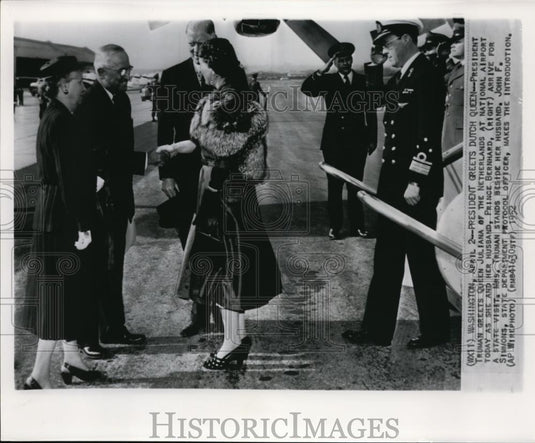 1952 Press Photo Pres. Truman Greets Queen Juliana at National Airport - Historic Images