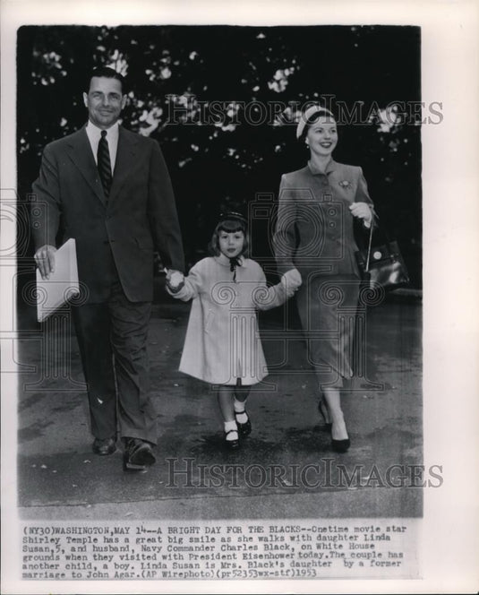 1953 Press Photo Shirley Temple walks with her daughter and husband - Historic Images