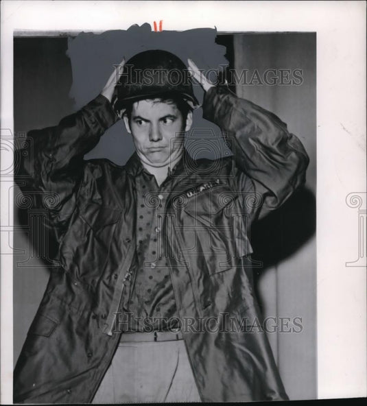 1956 Press Photo Gregory Hemingway into the Army to become a paratrooper - Historic Images