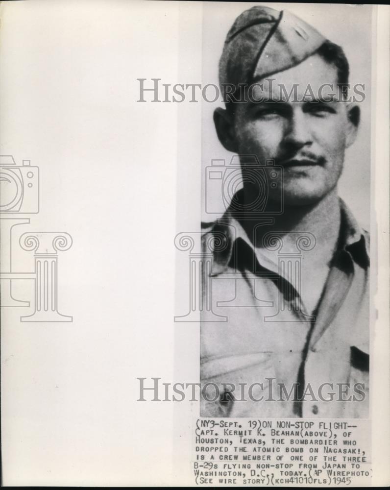 1945 Press Photo Captain Kermit Beahan of Houston, bombardier who dropped a bomb - Historic Images