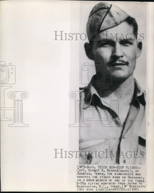 1945 Press Photo Captain Kermit Beahan of Houston, bombardier who dropped a bomb - Historic Images