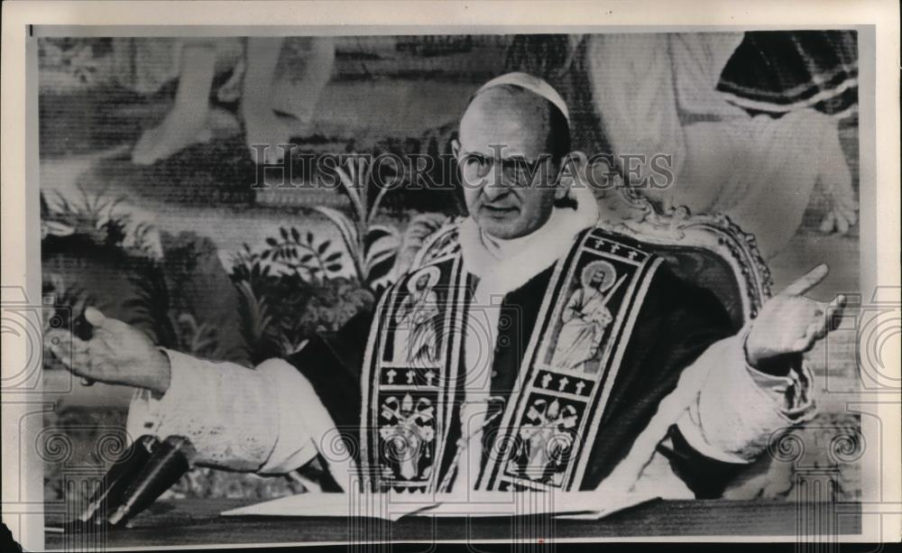 1963 Press Photo Pope Paul VI gestures as he records in his Vatican apartment - Historic Images