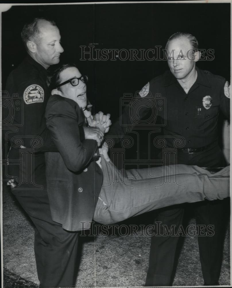 1968 Press Photo Picture showing wounded man being carried to ambulance, victim - Historic Images