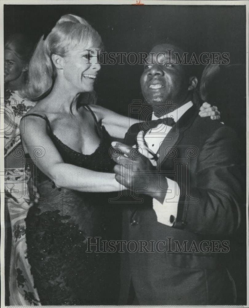 1968 Press Photo Bahamas Premier dances with Movie Star Leigh at Society Ball - Historic Images