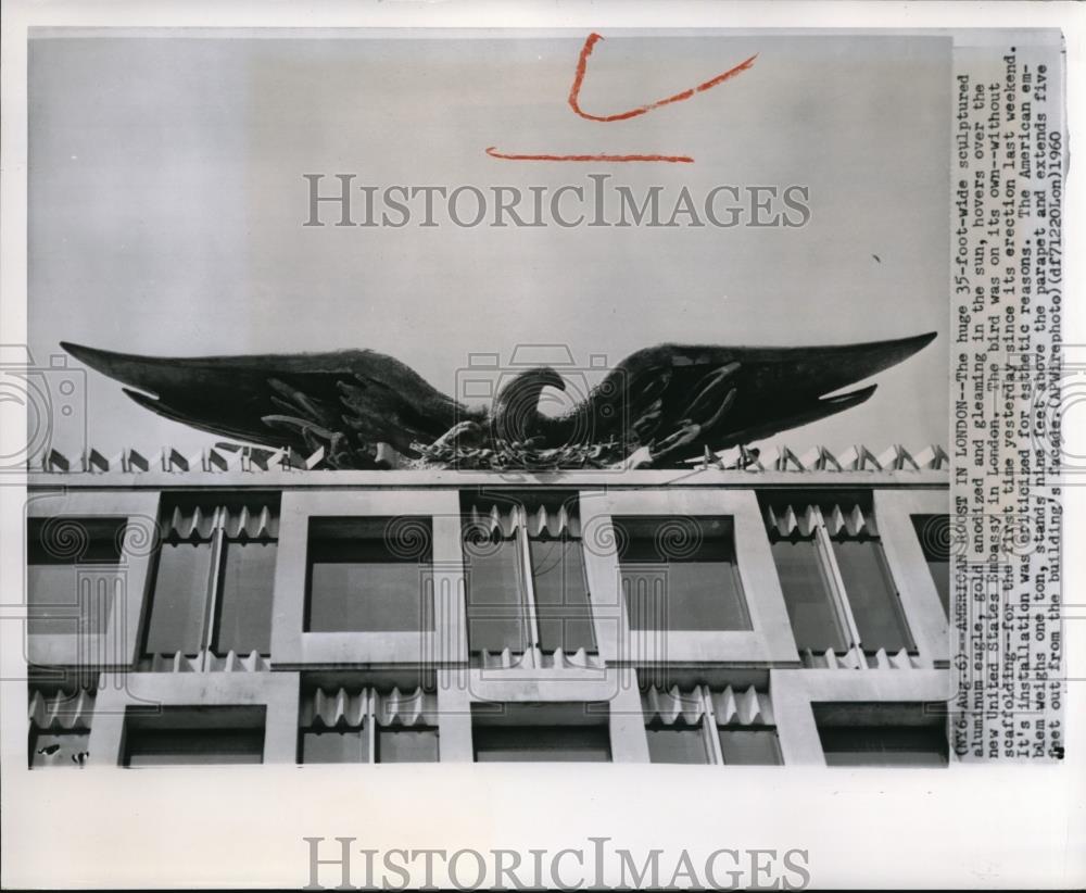 1960 Press Photo The aluminum eagle at the United States embassy in London - Historic Images