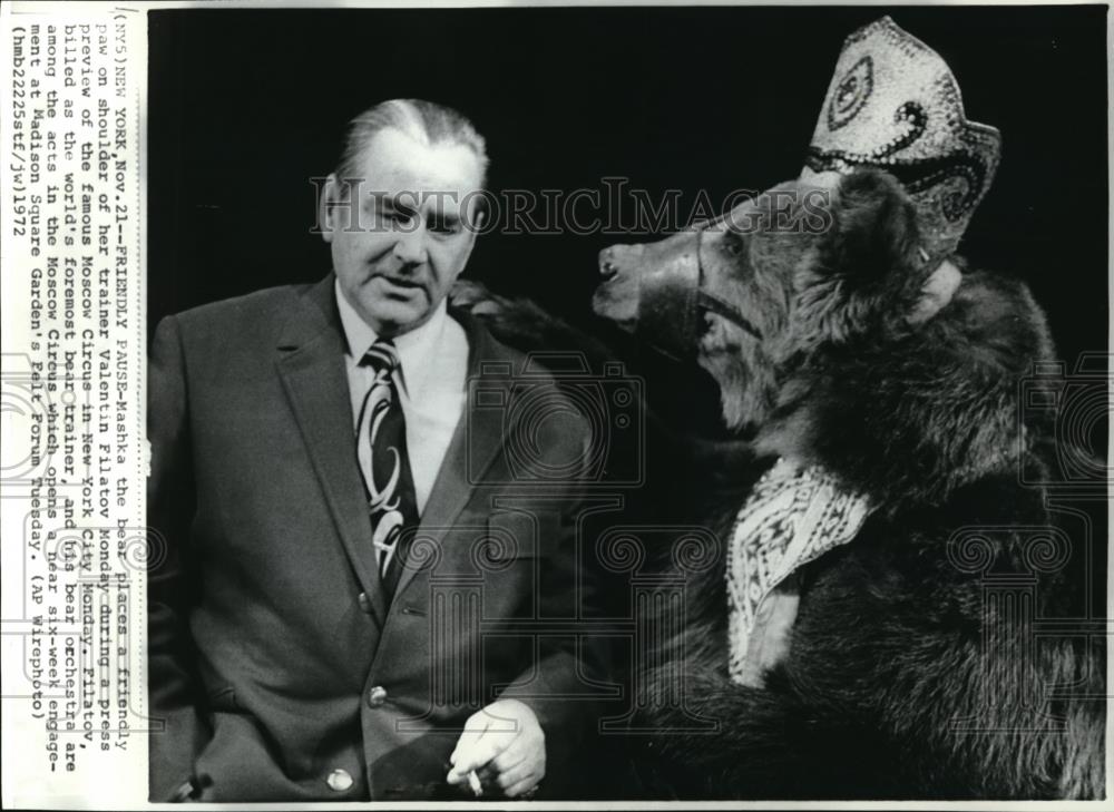 1972 Press Photo Trainer Valentin Filatov with Mashka the bear - Historic Images