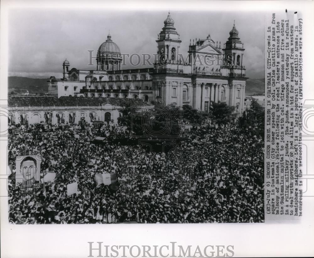 1954 Press Photo Crowds in Guatemala City cheer speech by Col Carlos Armas - Historic Images