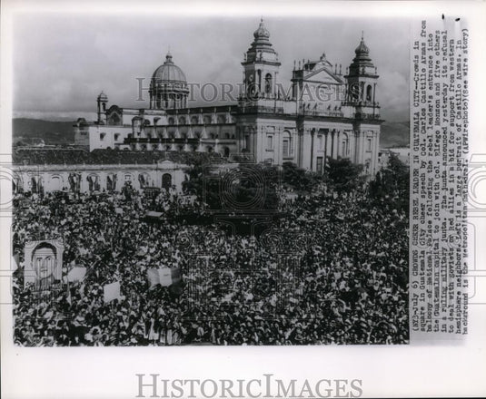 1954 Press Photo Crowds in Guatemala City cheer speech by Col Carlos Armas - Historic Images