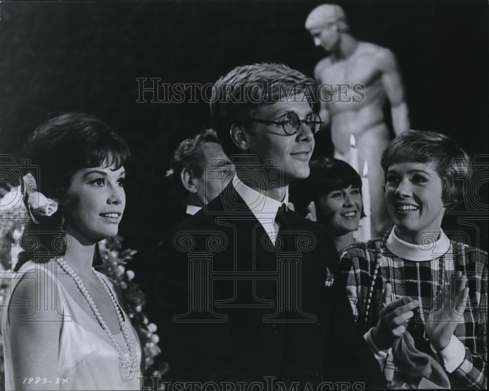 1968 Press Photo Mary Tyler Moore James Fox and Julie Andrews - cvp36966 - Historic Images