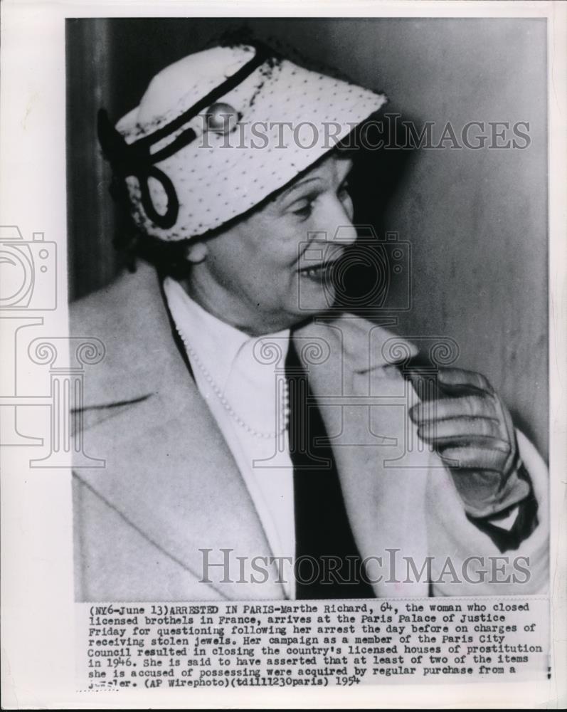 1954 Press Photo Richard arrested in Paris on charges of receiving stolen jewels - Historic Images