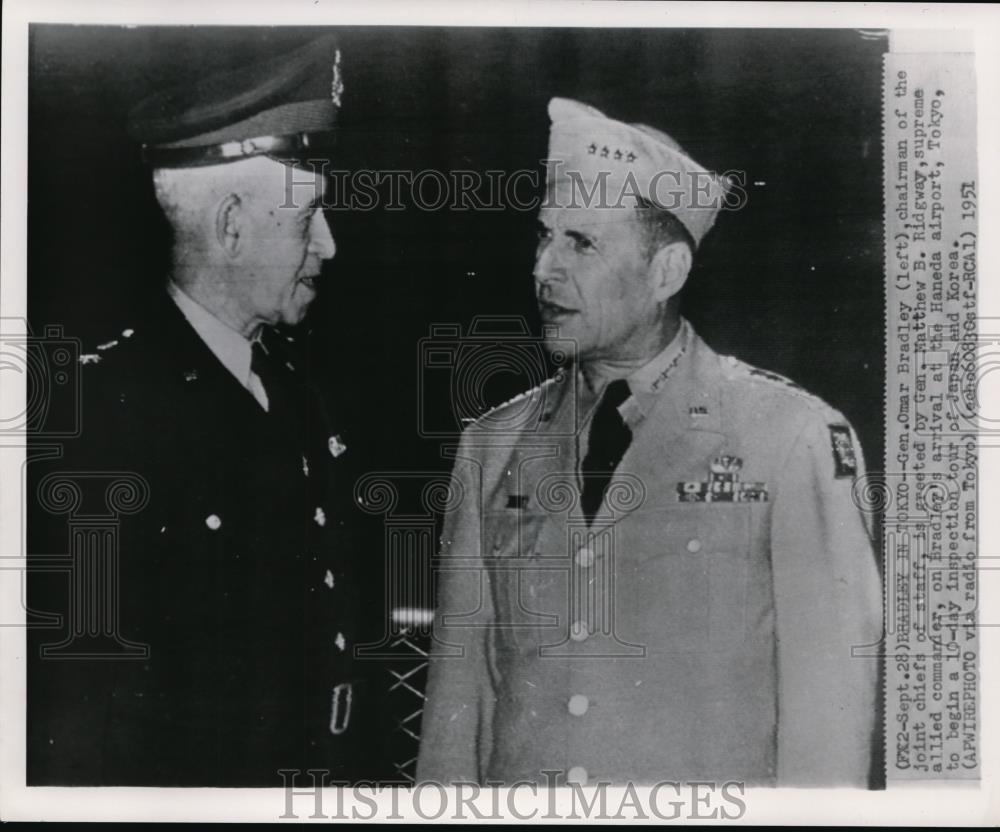 1951 Press Photo Gen. Bradley greeted by Ridgway at Haneda airport, Tokyo - Historic Images