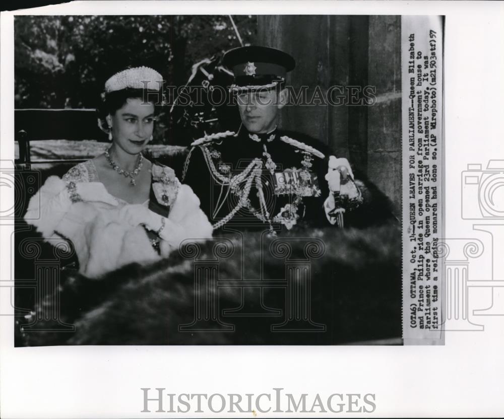 1957 Press Photo Queen Elizabeth and Prince Philip on an open carriage - Historic Images