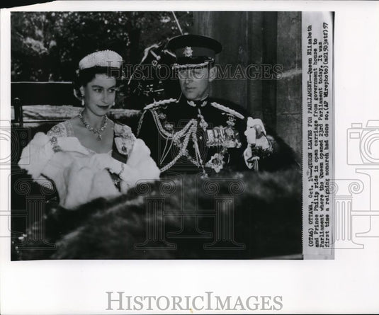 1957 Press Photo Queen Elizabeth and Prince Philip on an open carriage - Historic Images