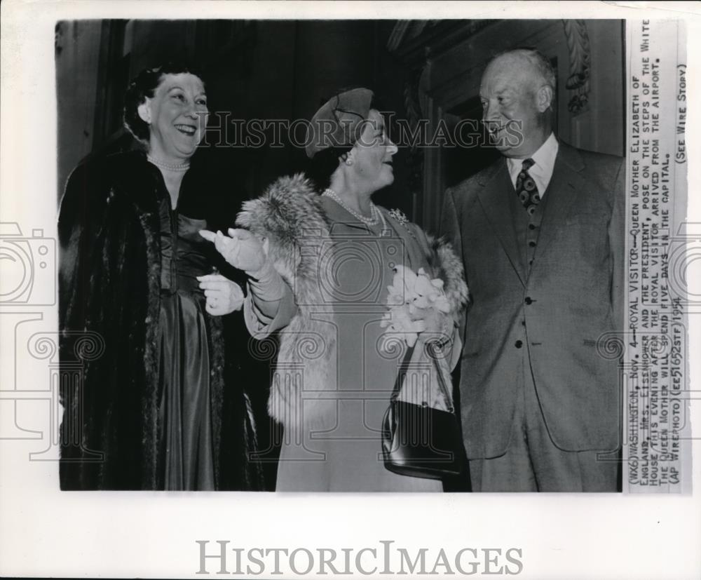 1954 Press Photo Queen Mother Elizabeth with President Eisenhower and his wife - Historic Images