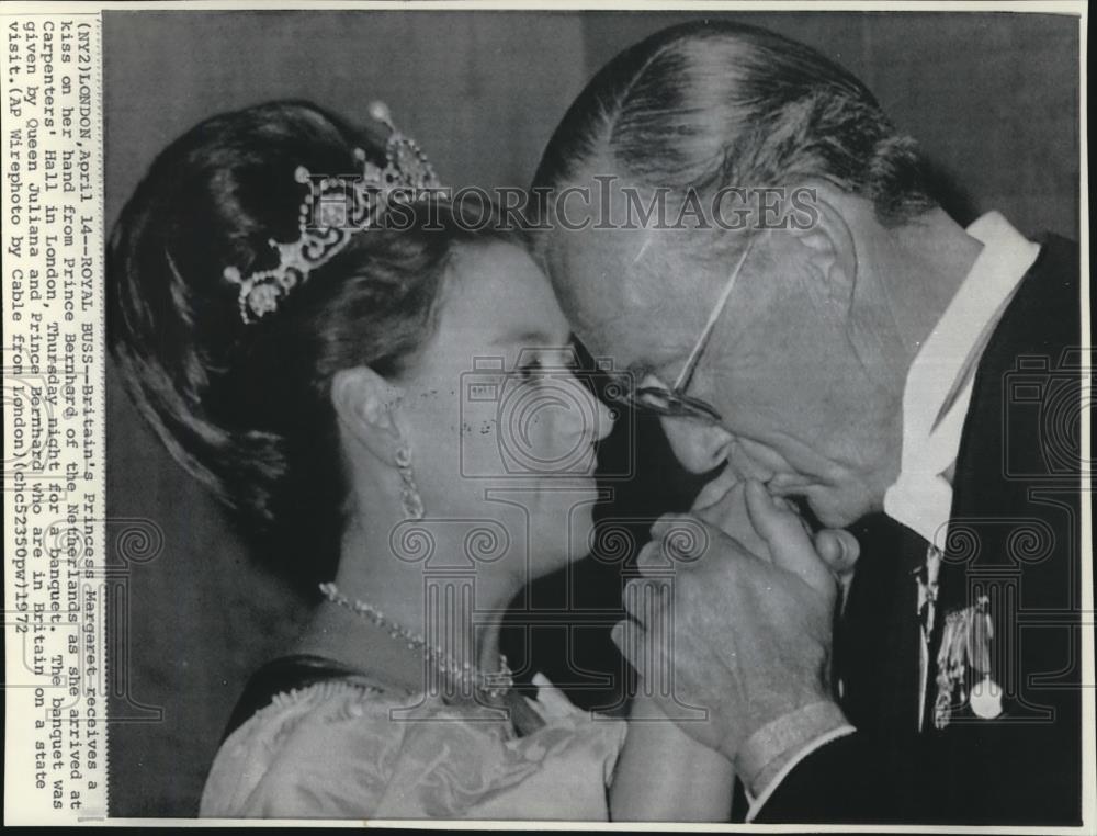 1972 Press Photo Britain&#39;s Princess Margaret receives a kiss on her hand from - Historic Images