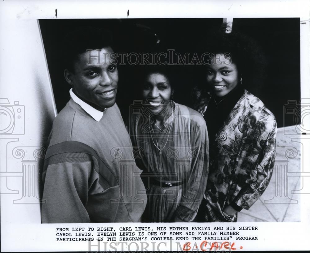 1990 Press Photo Carl Lewis with his Mom Evelyn, and Sister Carol participate in - Historic Images