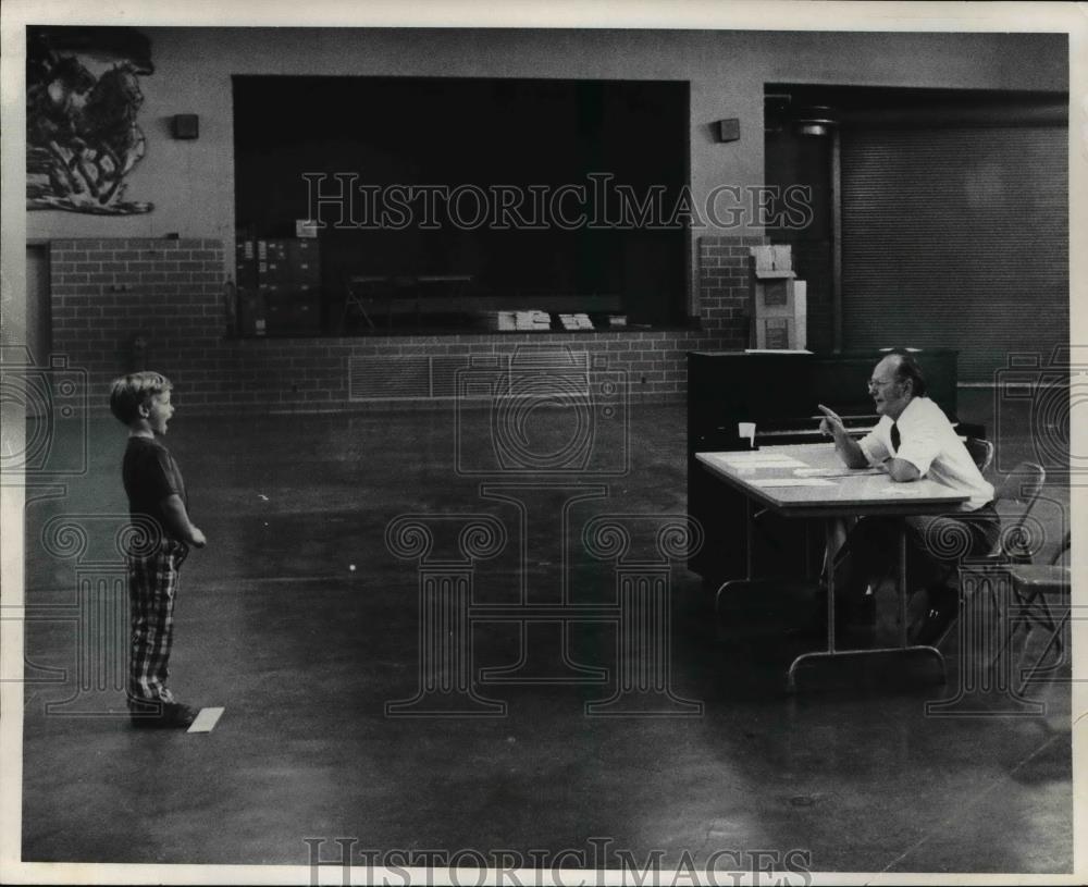 1975 Press Photo Scott Kriessier, 6, sings for a spot on the Singing Angels - Historic Images