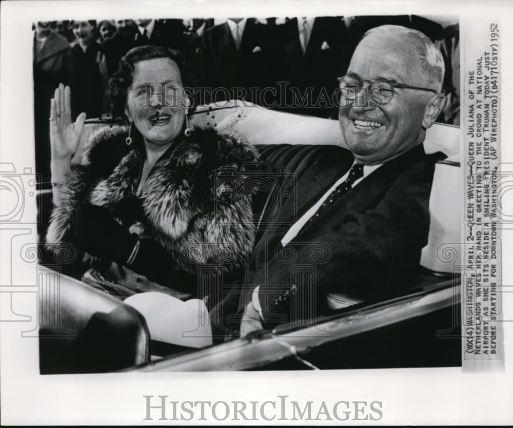 1952 Press Photo Queen Juliana of the Netherlands waves her hand - Historic Images