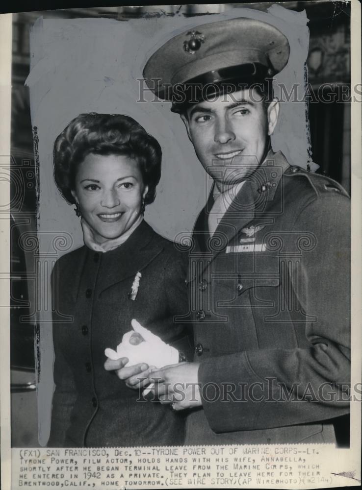 1964 Press Photo Lt. Tyrone Power Holds Hands with His Wife - Historic Images