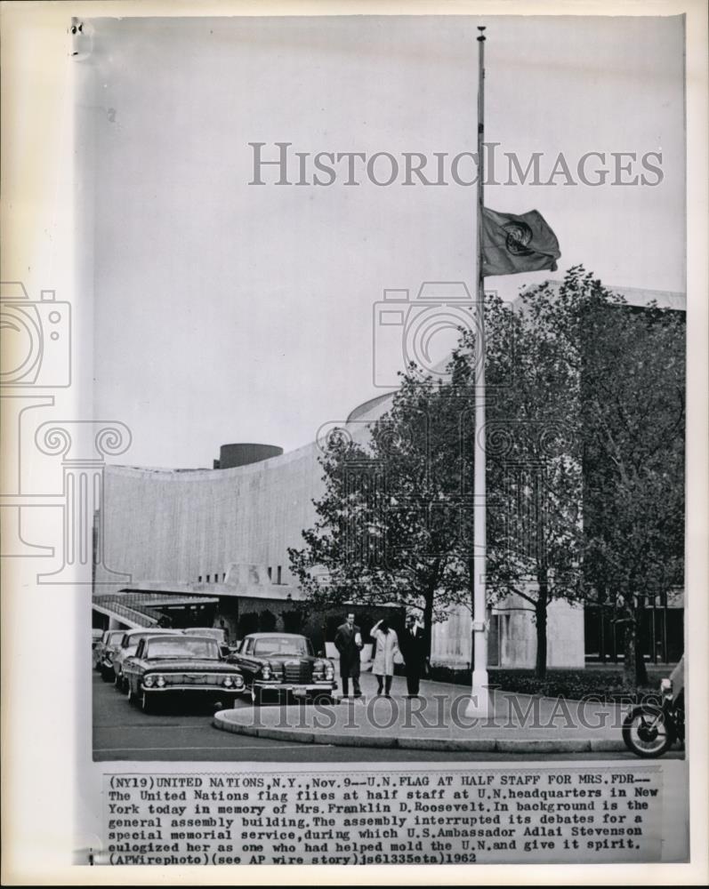 1952 Press Photo The U.N. flag in half mast for Mrs. Franklin Roosevelt - Historic Images