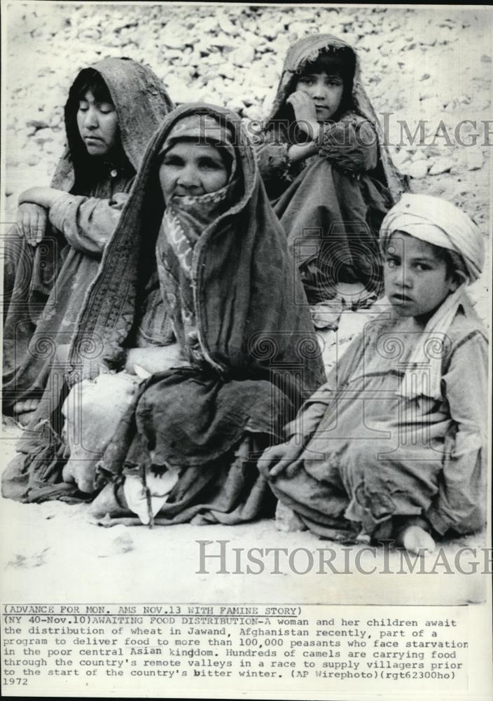 1972 Press Photo The Afghanistan children await for wheat distribution in Jawand - Historic Images